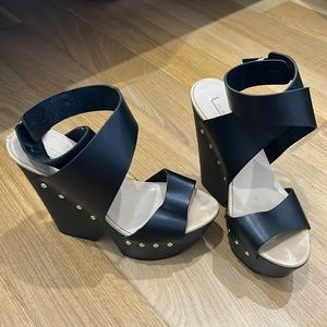 BCBGMAXAZRIA Janessa black leather heels